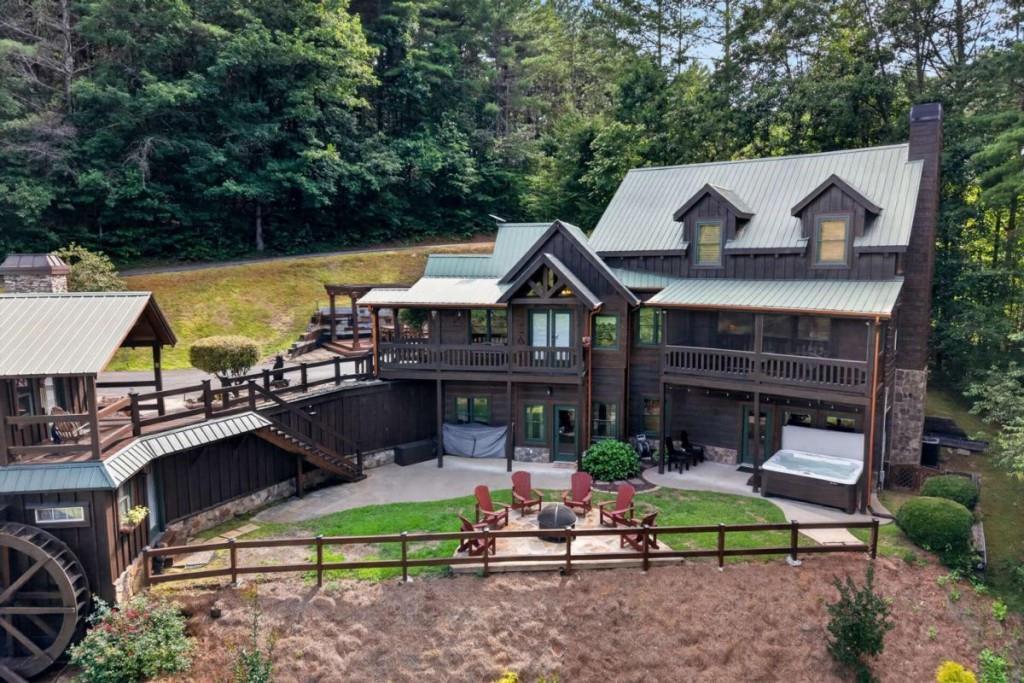 24 Twin Lakes Rd., Blue Ridge, GA 30513