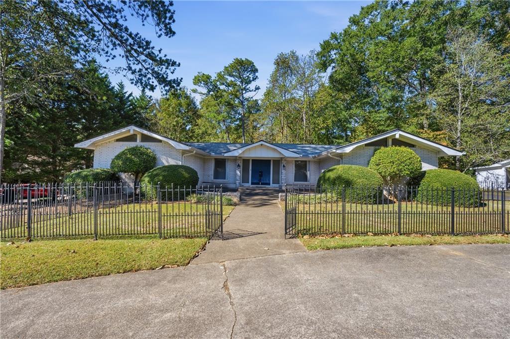 9810 La View Cir., Roswell, GA 30075