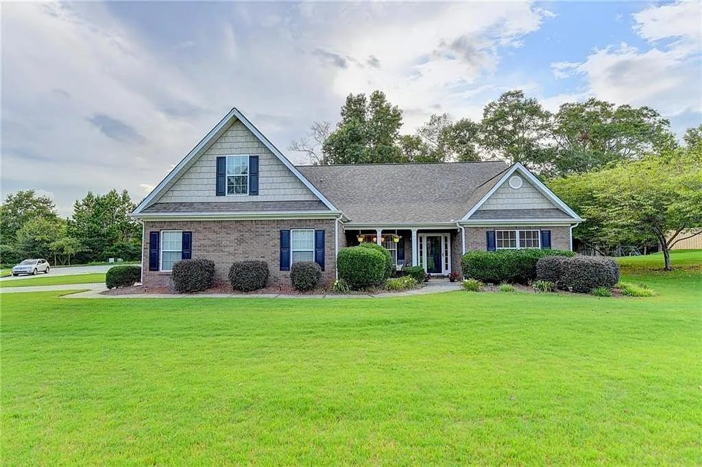 1701 Littlebrook Ct., Loganville, GA 30052