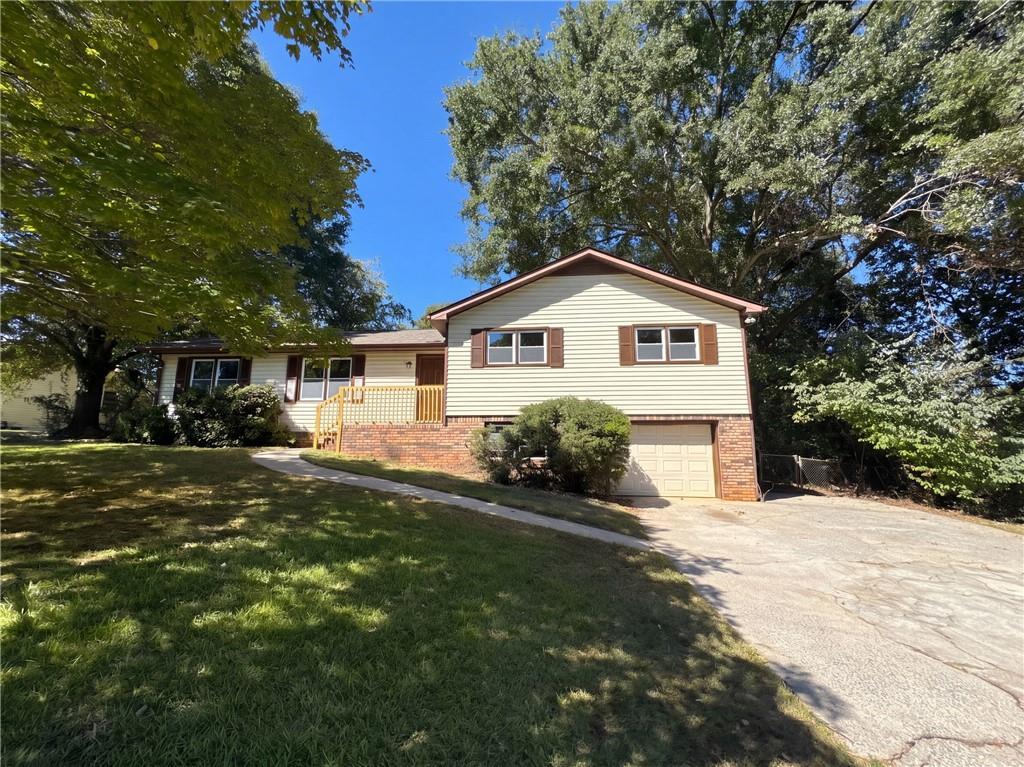 207 Mayflower Dr., Woodstock, GA 30188