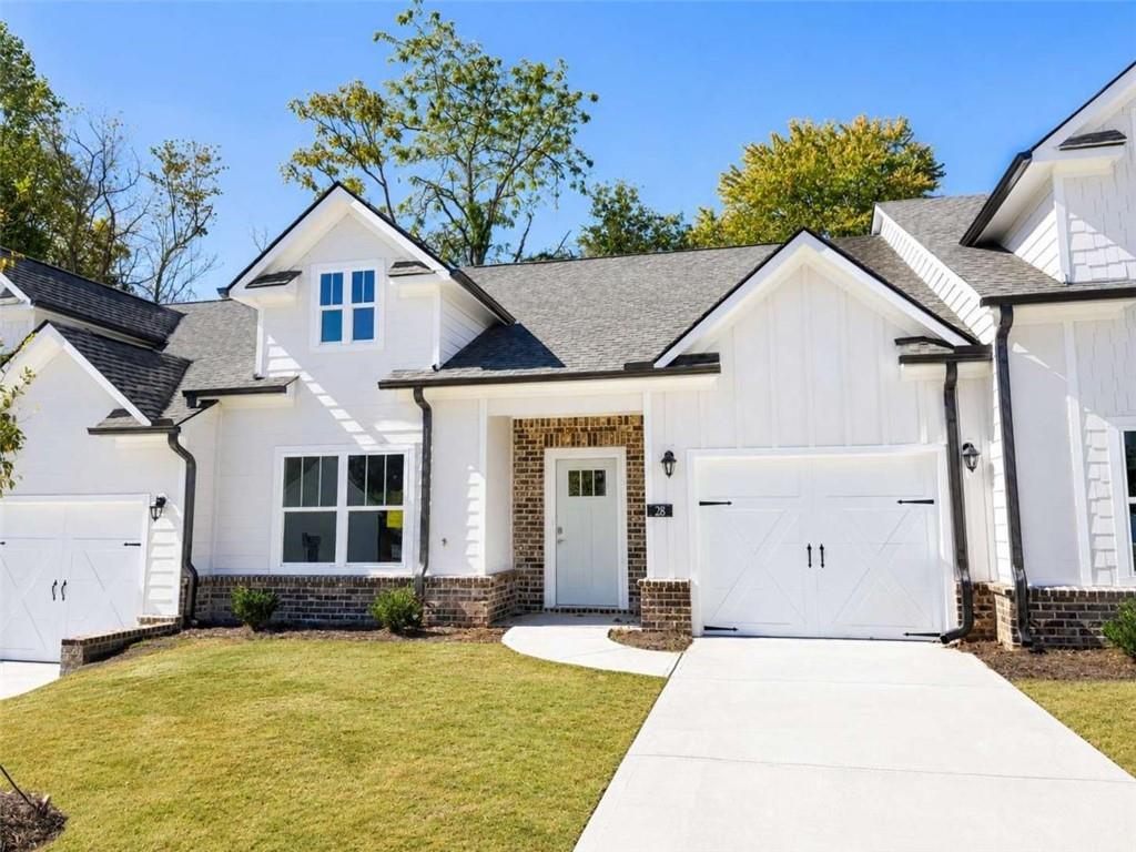 28 Village Ct., Cleveland, GA 30528