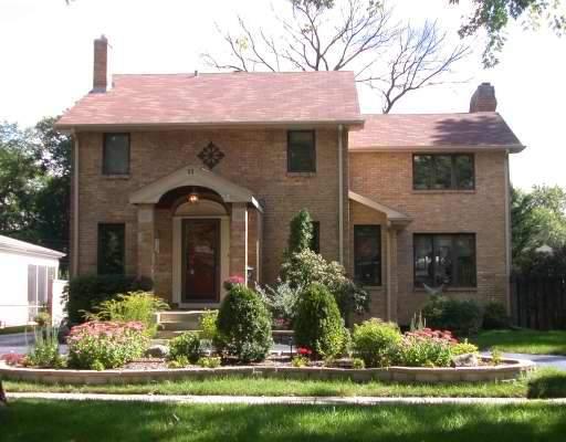 11 Iroquois Dr, Clarendon Hills, IL 60514