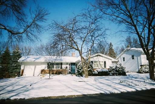 921 Longmeadow Dr., Geneva, IL 60134