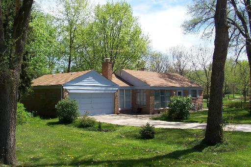 1S547 Mac Arthur Dr., Oak Brook Terrace, IL 60181