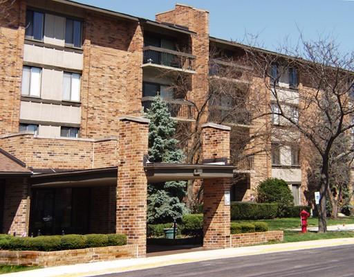 77 Lake Hinsdale Dr. #103, Willowbrook, IL 60527