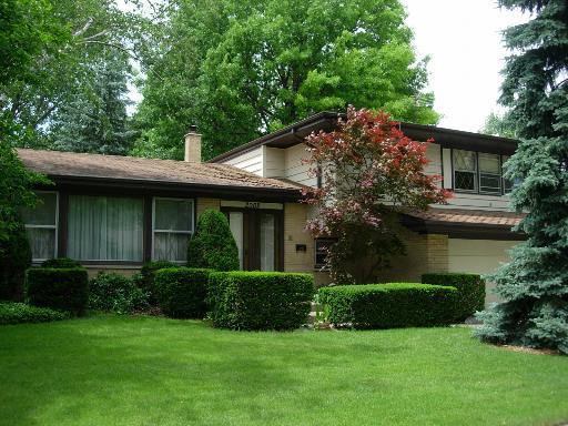 2002 Eastwood Dr., Arlington Heights, IL 60004