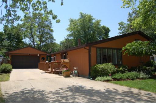 411 Blackhawk Ave., Carpentersville, IL 60110