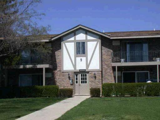 16W540 Lake Dr. #208, Willowbrook, IL 60527