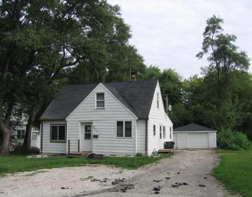 908 Flintwood Ct., Round Lake, IL 60073