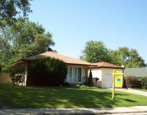 1907 Cherokee Rd., Carpentersville, IL 60110