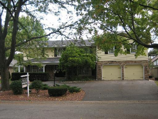 1240 Carriage Ln., La Grange, IL 60525