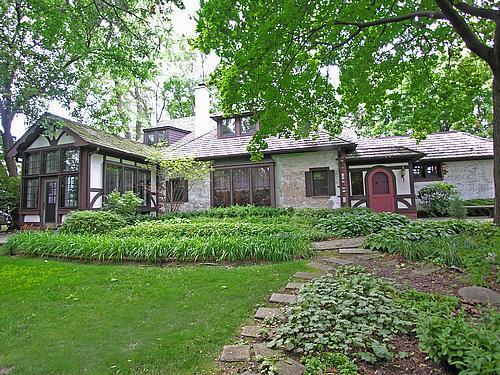 55 Park Ln., Golf, IL 60029