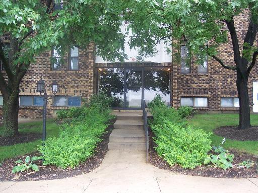 2149 Country Club Dr. #16, Woodridge, IL 60517
