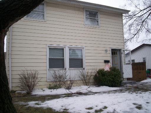 213 Sioux Ave., Carpentersville, IL 60110