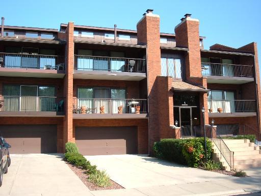 1 Cinnamon Creek Dr. #1N, Palos Hills, IL 60465
