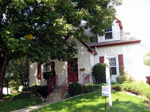 11 Lincoln Ave., East Dundee, IL 60118