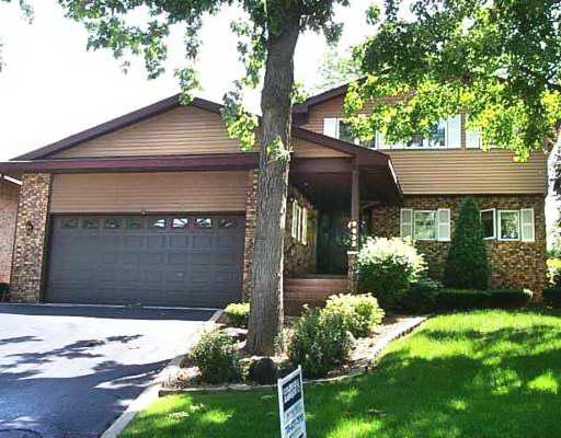 9633 Los Palos Ln., Palos Hills, IL 60465