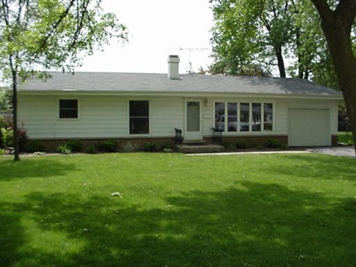 1935 Elmwood Cir., Arlington Heights, IL 60004