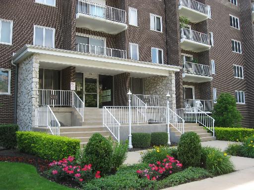 900 Center St. #4A, Des Plaines, IL 60016