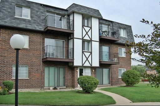 9443 Bay Colony Dr. #2N, Des Plaines, IL 60016