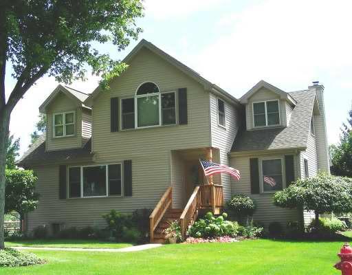 221 Holly Ave., Darien, IL 60561