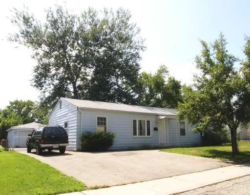 411 Singapore Ln., Carpentersville, IL 60110