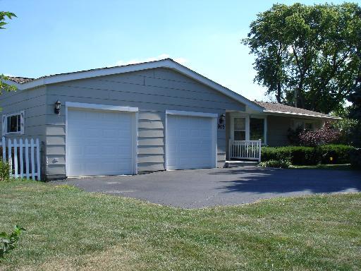 905 W Meadowlark Dr., Mchenry, IL 60051