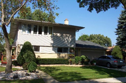 526 Ambleside Rd., Des Plaines, IL 60016
