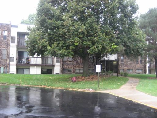 2220 Country Club Dr. #24, Woodridge, IL 60517