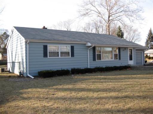 135 Scott Dr., East Dundee, IL 60118