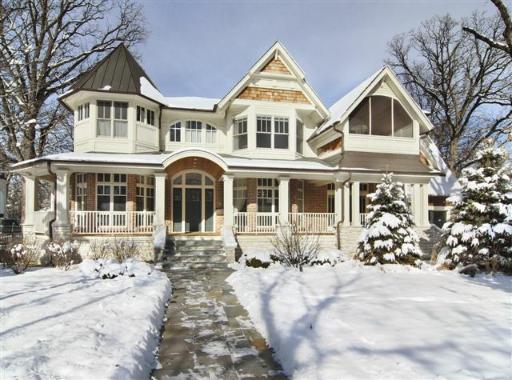 682 Hillside Ave., Glen Ellyn, IL 60137