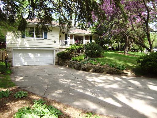 221 Cumnor Ave., Glen Ellyn, IL 60137