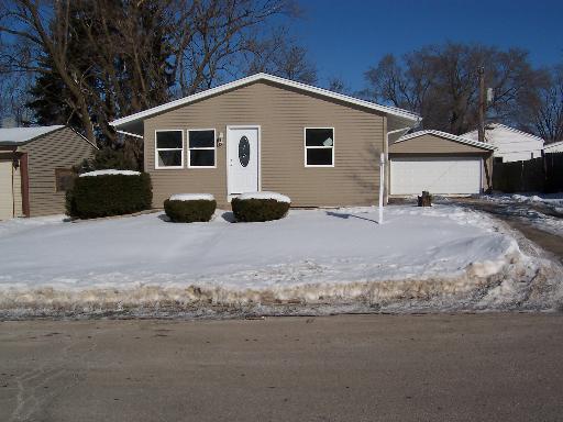 232 Sioux Ave., Carpentersville, IL 60110