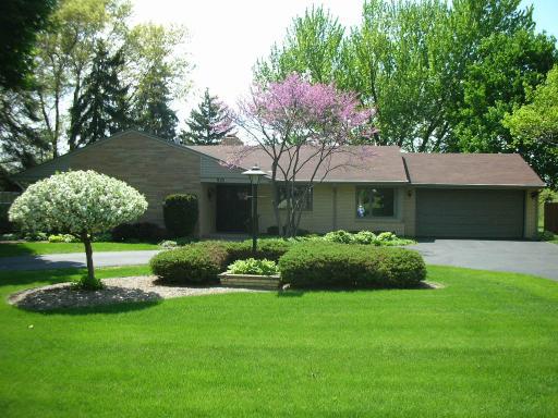 910 Roxbury Rd., Rockford, IL 61107