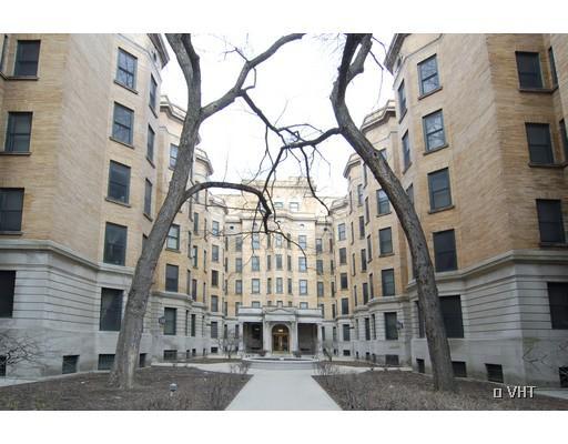 550 W Surf St. #212, Chicago, IL 60657