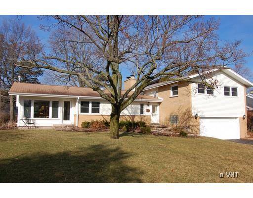 302 Sharon Dr., Barrington, IL 60010