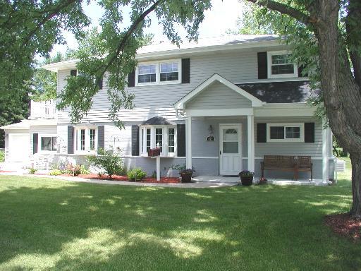 360 Hawthorn Ln., Hoffman Estates, IL 60169