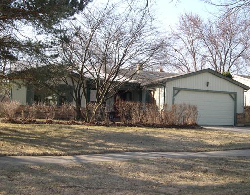 325 Greentree Pkwy., Libertyville, IL 60048