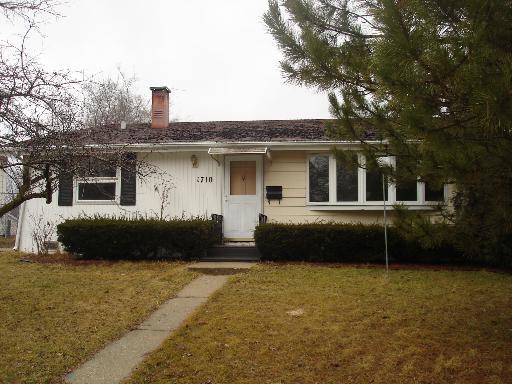 1710 Queens Ct., Carpentersville, IL 60110