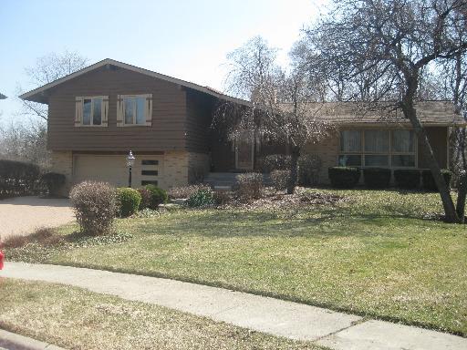 325 Chatelaine Ct., Willowbrook, IL 60527