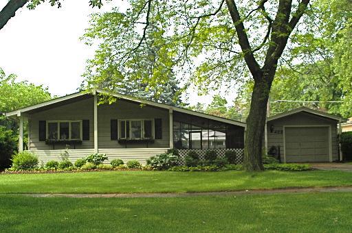 422 E Drury Ln., Barrington, IL 60010