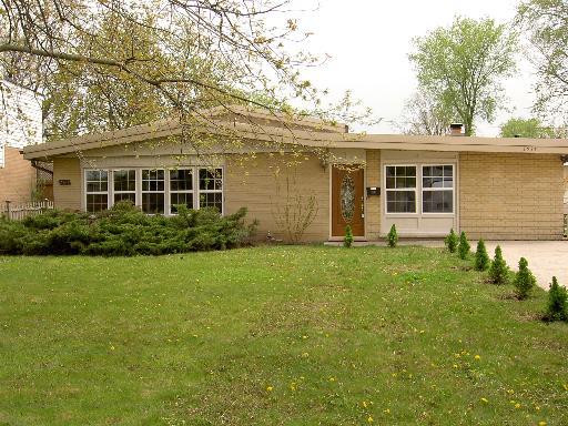 2521 W Victor Ave., Glenview, IL 60025