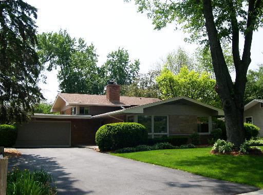 40 Oakwood Dr., Naperville, IL 60540