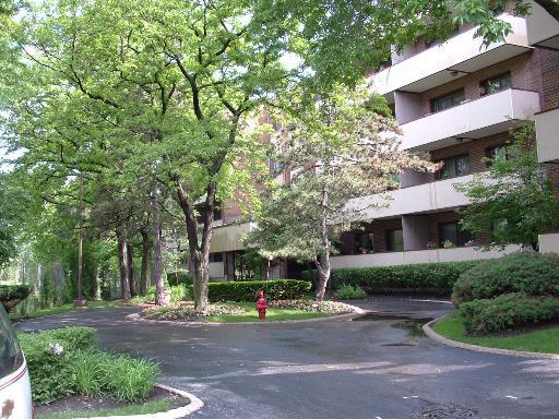 9244 Gross Point Rd. #304, Skokie, IL 60077