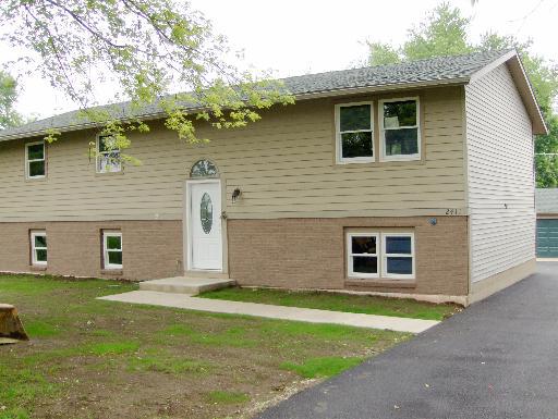 2411 S Vaupell Dr., Mchenry, IL 60050