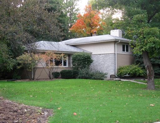 1320 Pinehurst Dr., Glenview, IL 60025