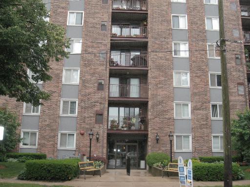 825 Pearson St. #2H, Des Plaines, IL 60016