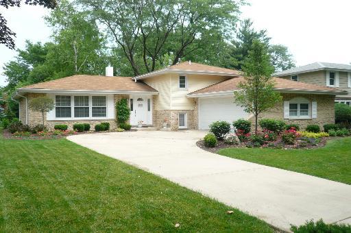 7721 Knottingham Ln., Downers Grove, IL 60516