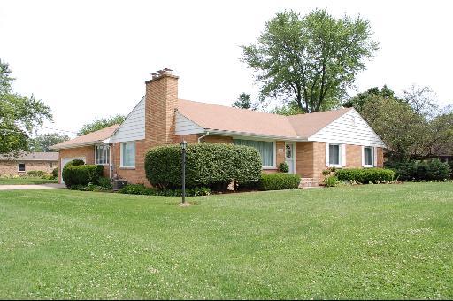 365 Hilltop Dr., North Aurora, IL 60542