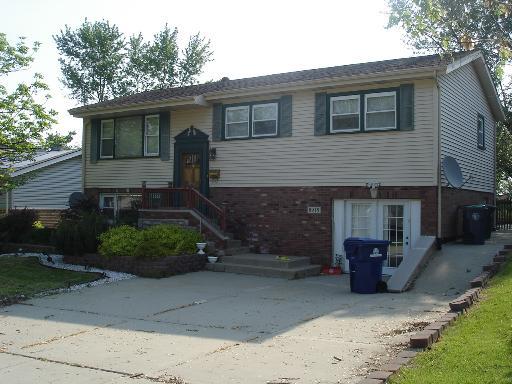 8915 W Maple Ln., Hickory Hills, IL 60457
